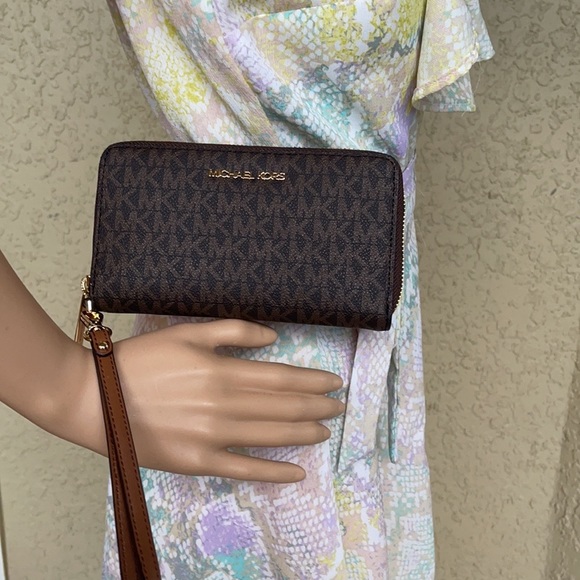 Michael Kors Jet Set Travel LG Flat MF Phone Case - Picture 12 of 16